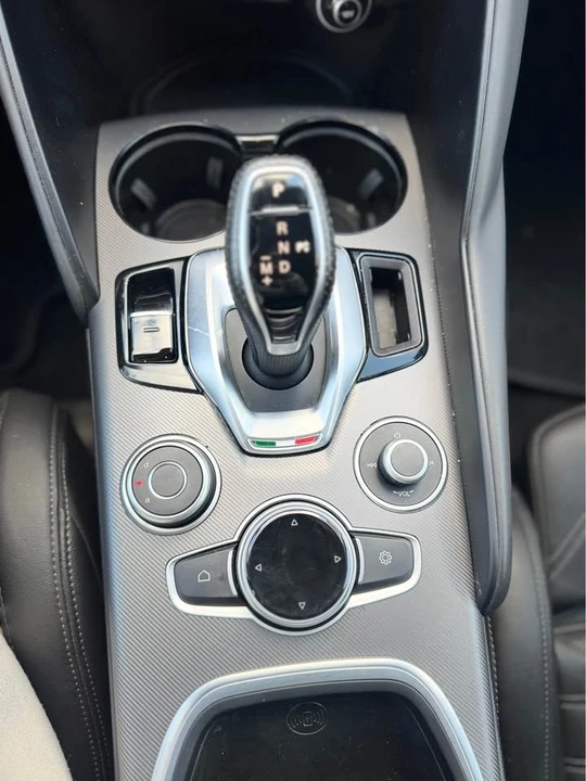2022 Alfa Romeo Giulia - Image 15 of 16