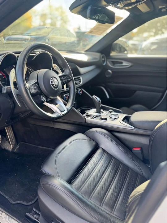 2022 Alfa Romeo Giulia - Image 11 of 16