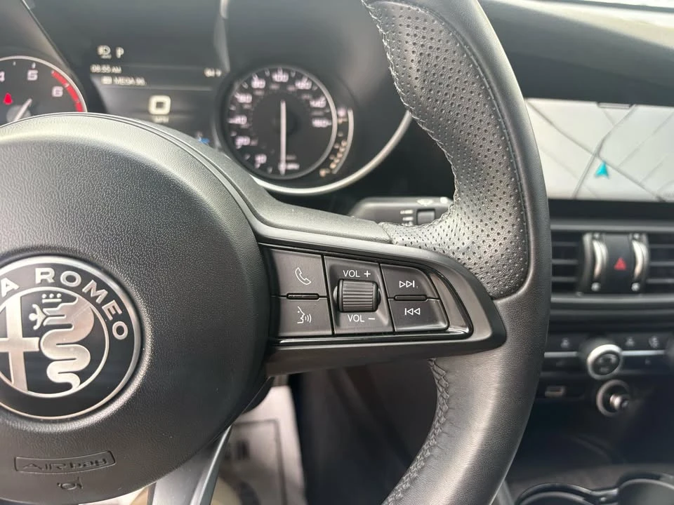 2022 Alfa Romeo Giulia - Image 19 of 20