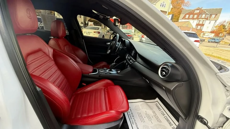 2022 Alfa Romeo Giulia - Image 16 of 20