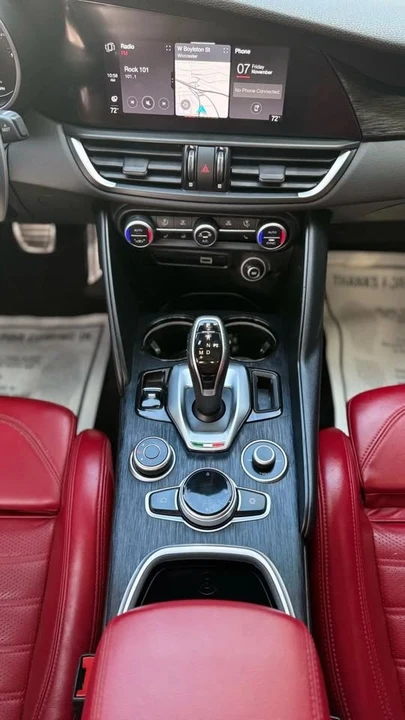 2022 Alfa Romeo Giulia - Image 14 of 20