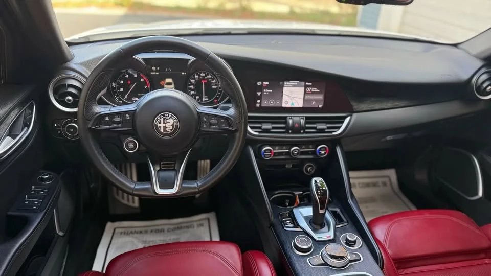 2022 Alfa Romeo Giulia - Image 10 of 20