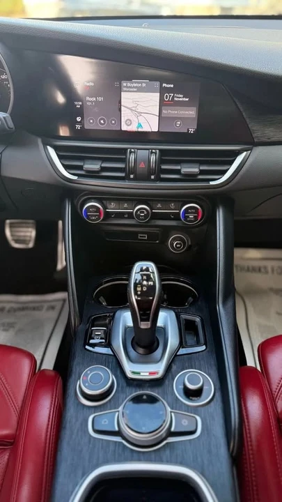 2022 Alfa Romeo Giulia - Image 13 of 20