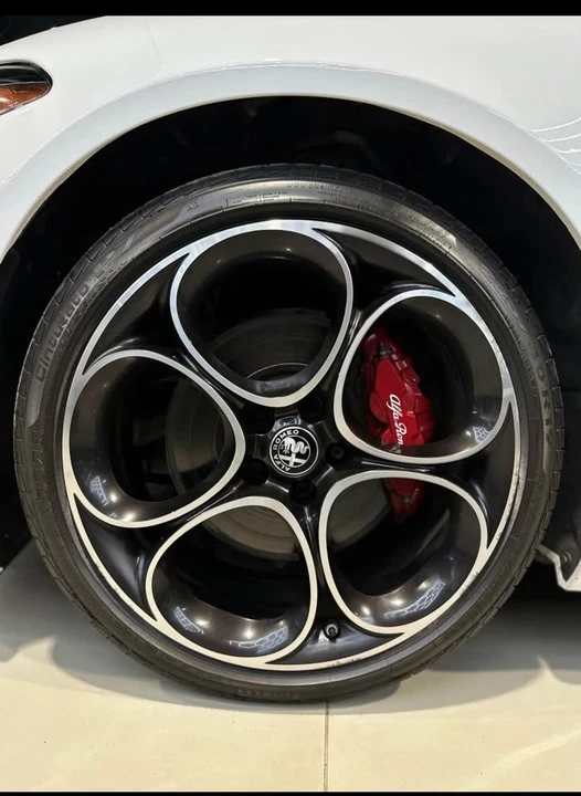2022 Alfa Romeo Giulia - Image 8 of 16