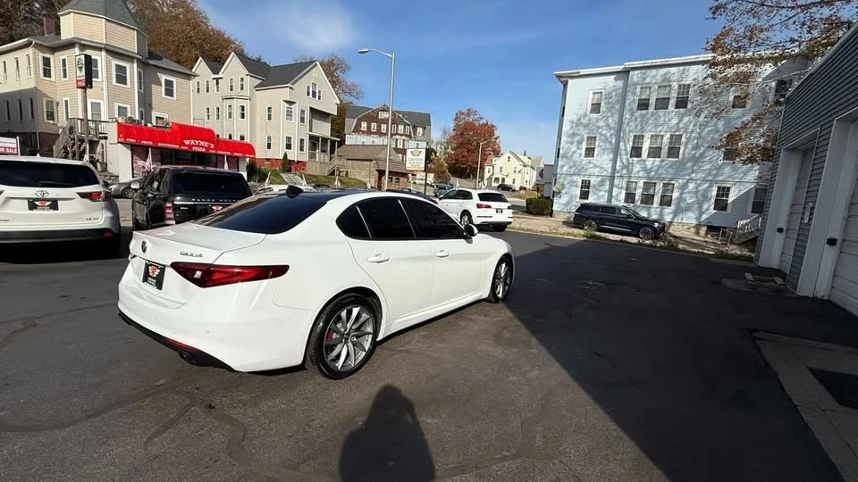 2022 Alfa Romeo Giulia - Image 5 of 20