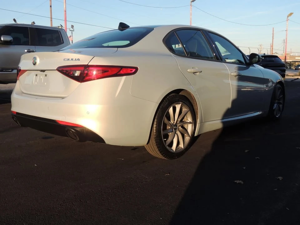 2022 Alfa Romeo Giulia - Image 8 of 20