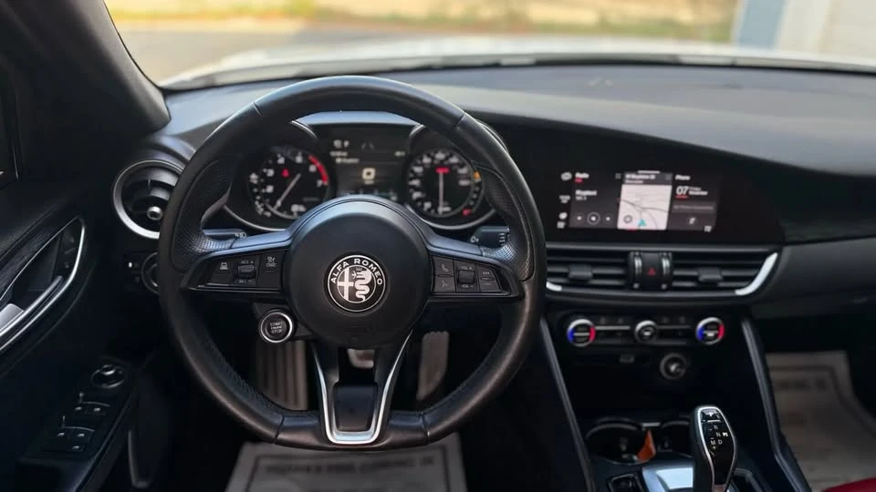 2022 Alfa Romeo Giulia - Image 12 of 20