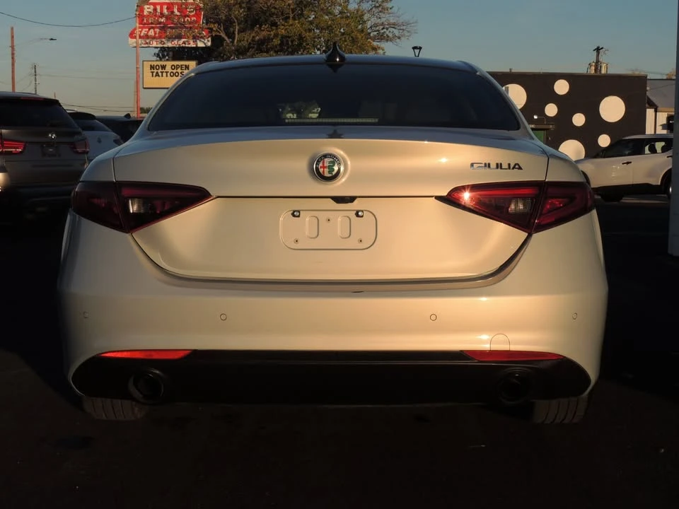 2022 Alfa Romeo Giulia - Image 7 of 20