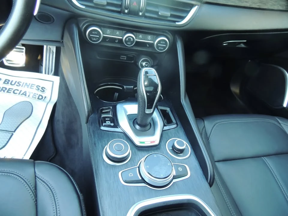 2022 Alfa Romeo Giulia - Image 15 of 20