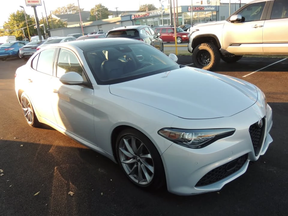 2022 Alfa Romeo Giulia - Image 10 of 20