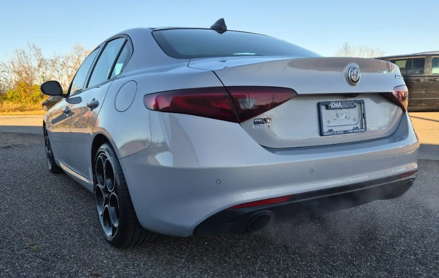 2022 Alfa Romeo Giulia - Image 5 of 12