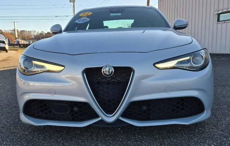 2022 Alfa Romeo Giulia - Image 2 of 12