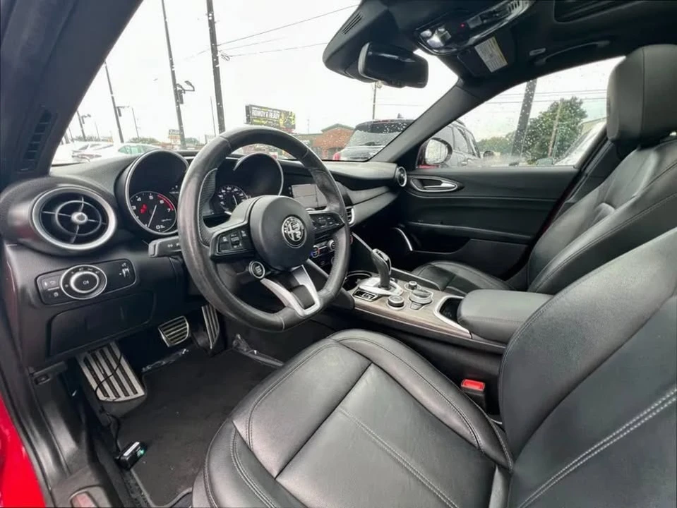 2022 Alfa Romeo Giulia - Image 15 of 20