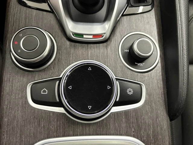 2022 Alfa Romeo Giulia - Image 13 of 20
