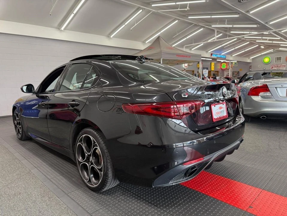 2022 Alfa Romeo Giulia - Image 14 of 20