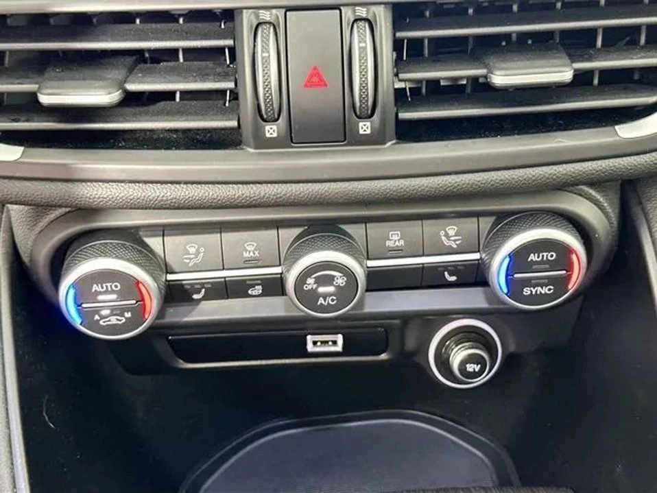 2022 Alfa Romeo Giulia - Image 14 of 19