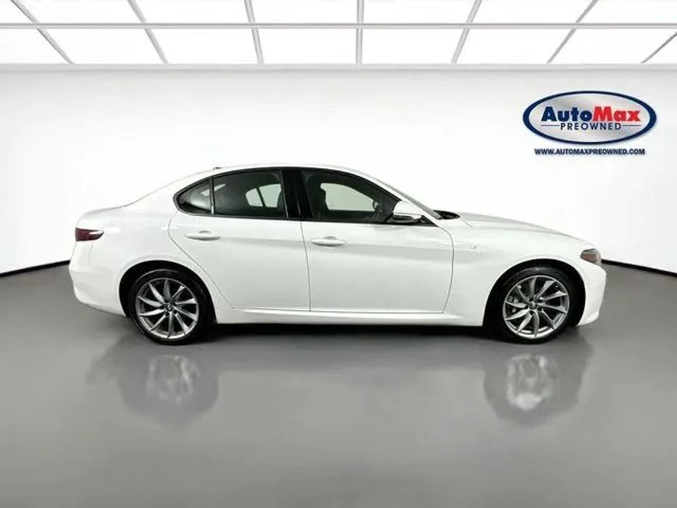 2022 Alfa Romeo Giulia - Image 9 of 19