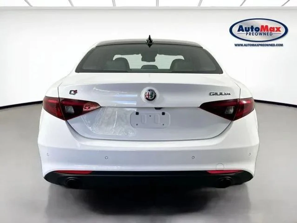 2022 Alfa Romeo Giulia - Image 7 of 19