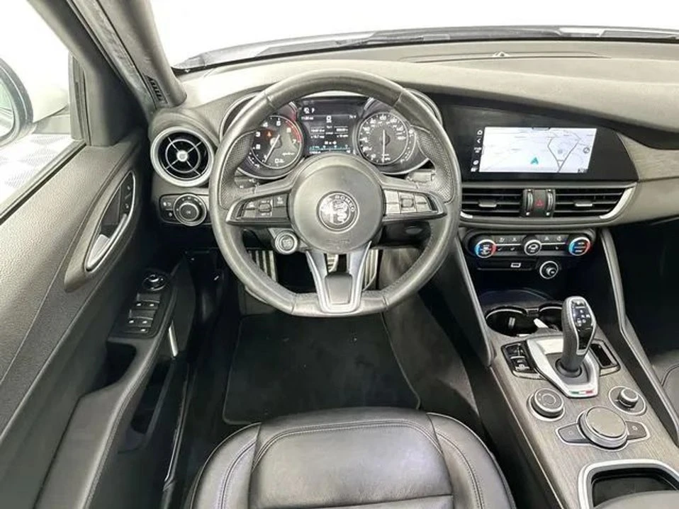 2022 Alfa Romeo Giulia - Image 10 of 19