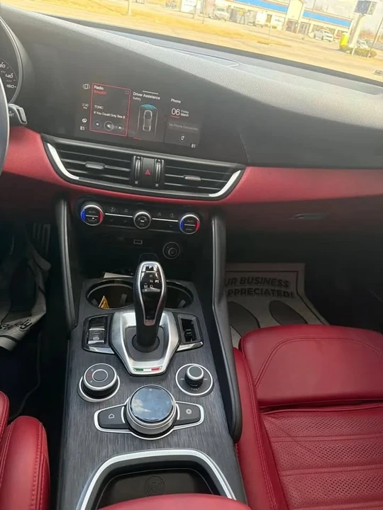 2022 Alfa Romeo Giulia - Image 10 of 13