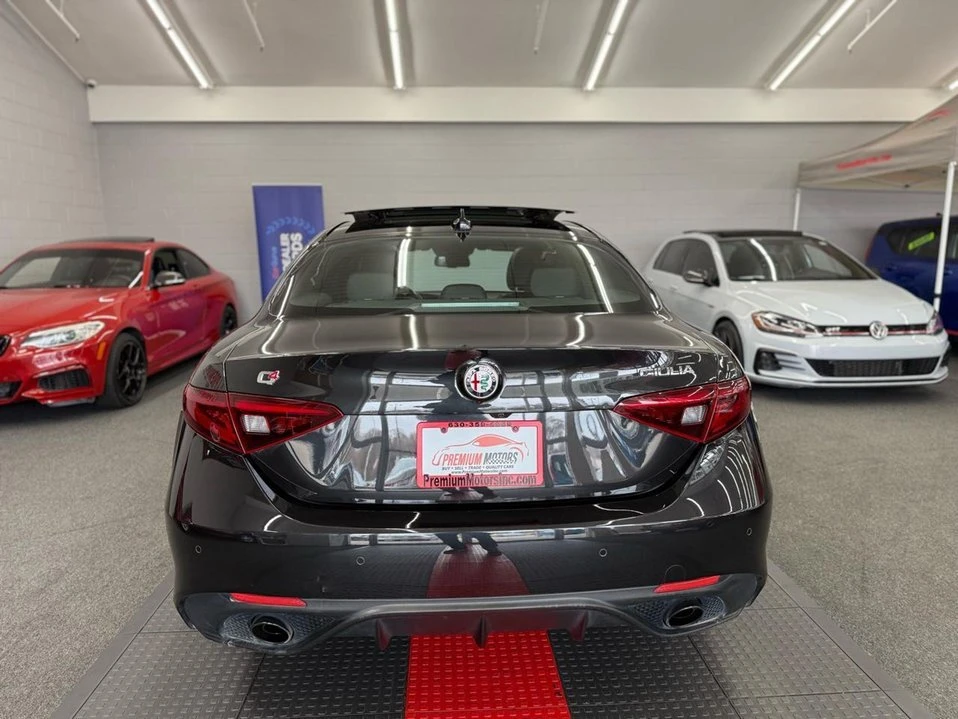 2022 Alfa Romeo Giulia - Image 13 of 20