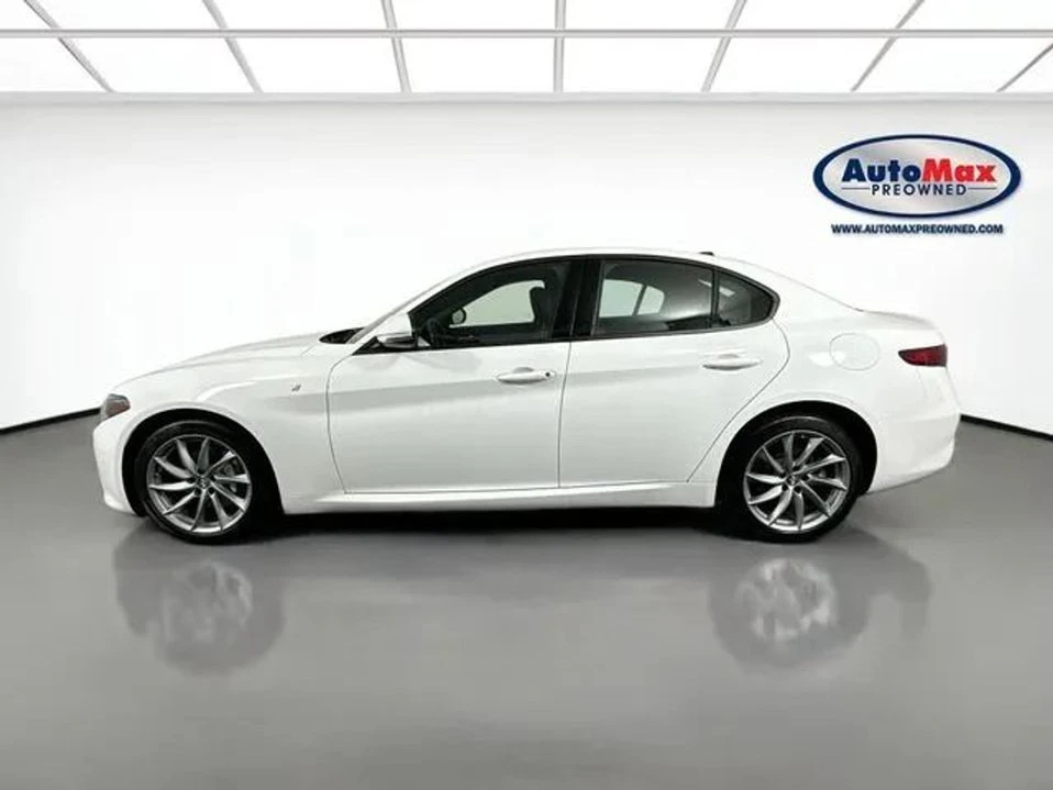 2022 Alfa Romeo Giulia - Image 8 of 19