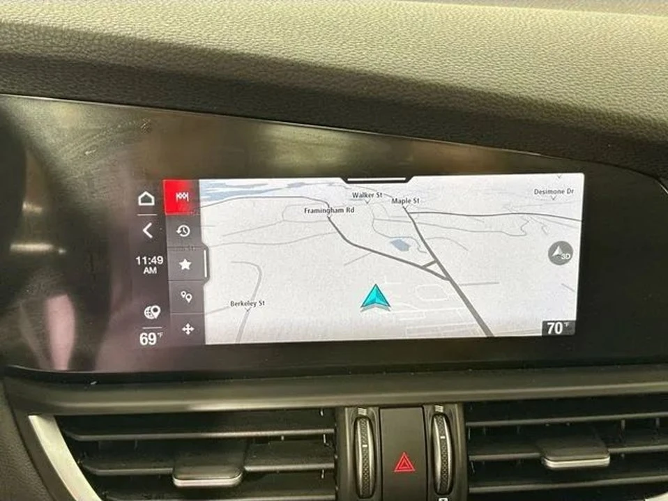 2022 Alfa Romeo Giulia - Image 11 of 19