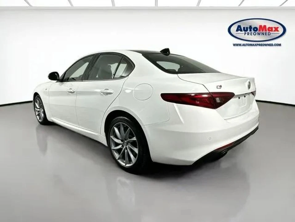 2022 Alfa Romeo Giulia - Image 5 of 19