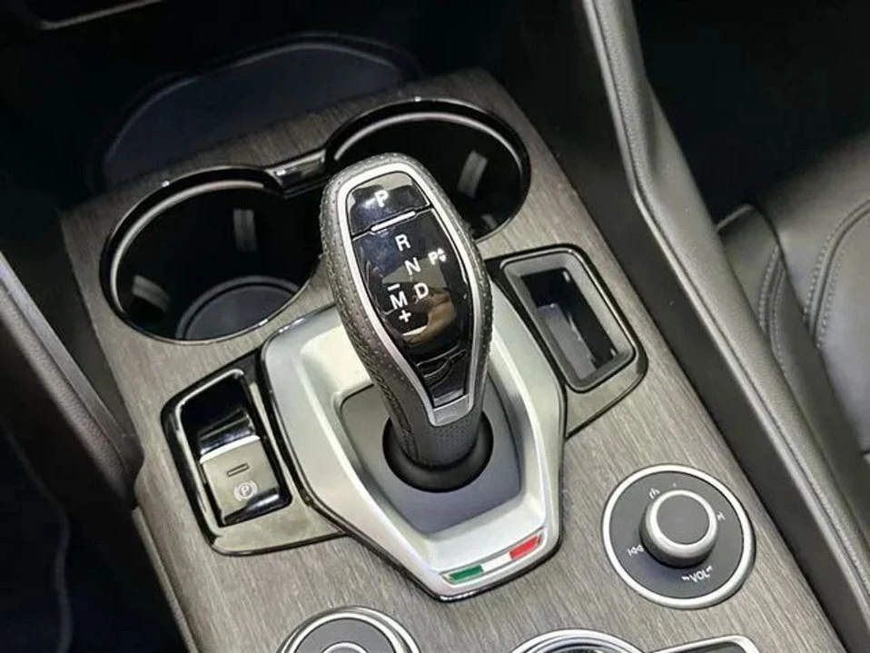 2022 Alfa Romeo Giulia - Image 15 of 19
