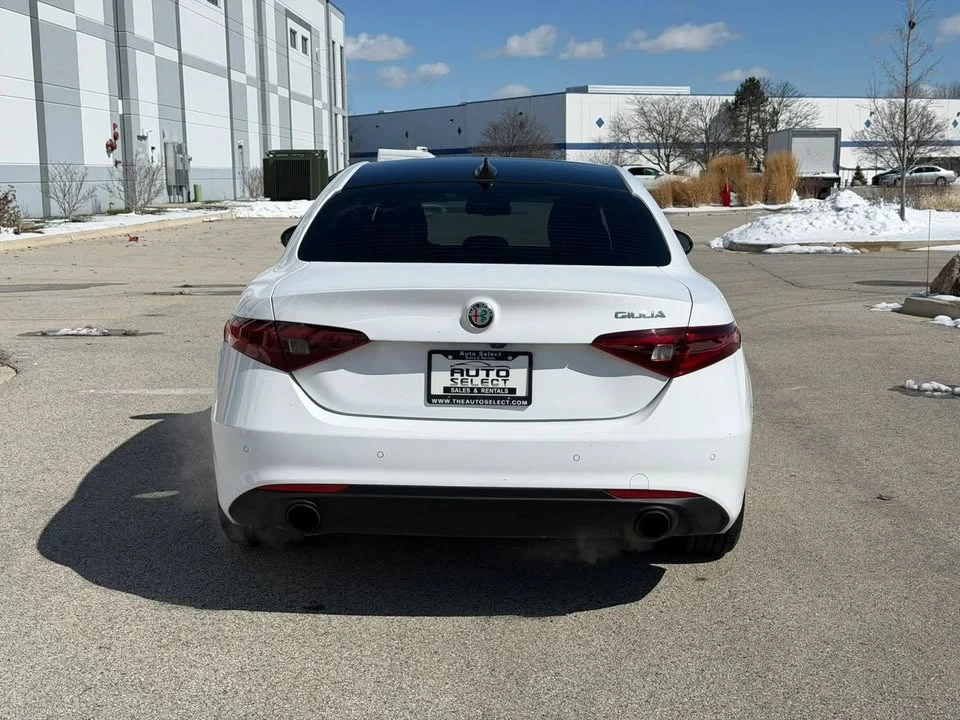 2022 Alfa Romeo Giulia - Image 5 of 19