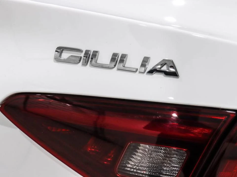 2022 Alfa Romeo Giulia - Image 5 of 15
