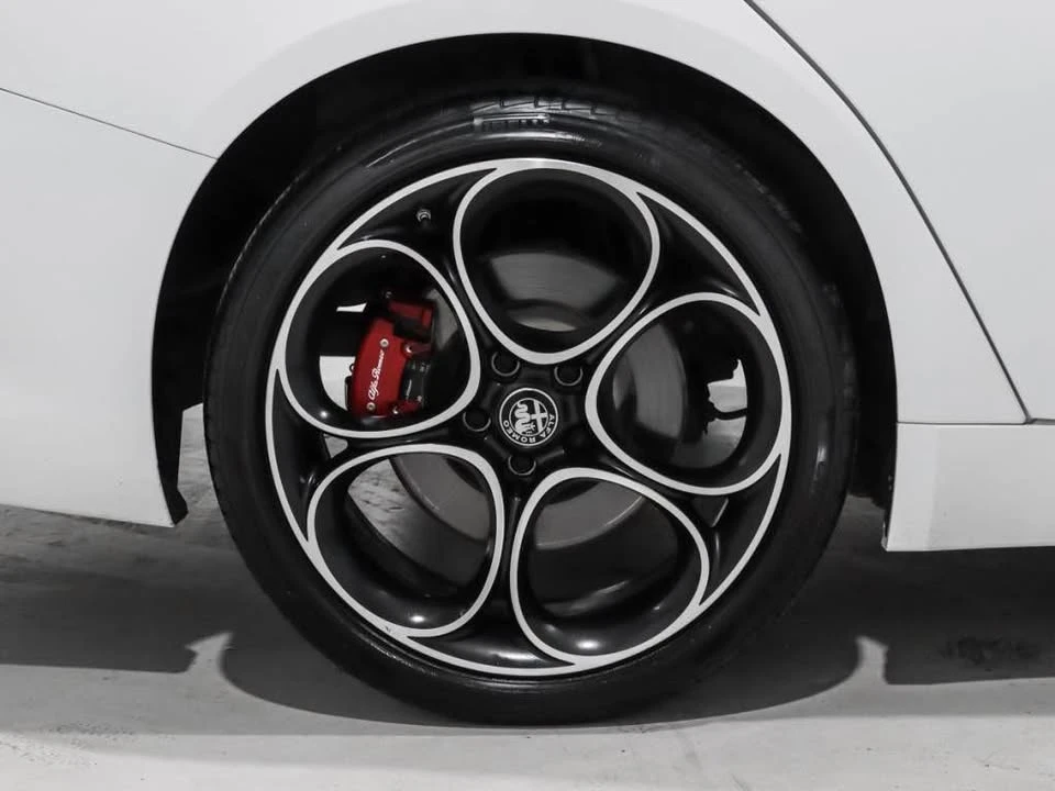 2022 Alfa Romeo Giulia - Image 14 of 15