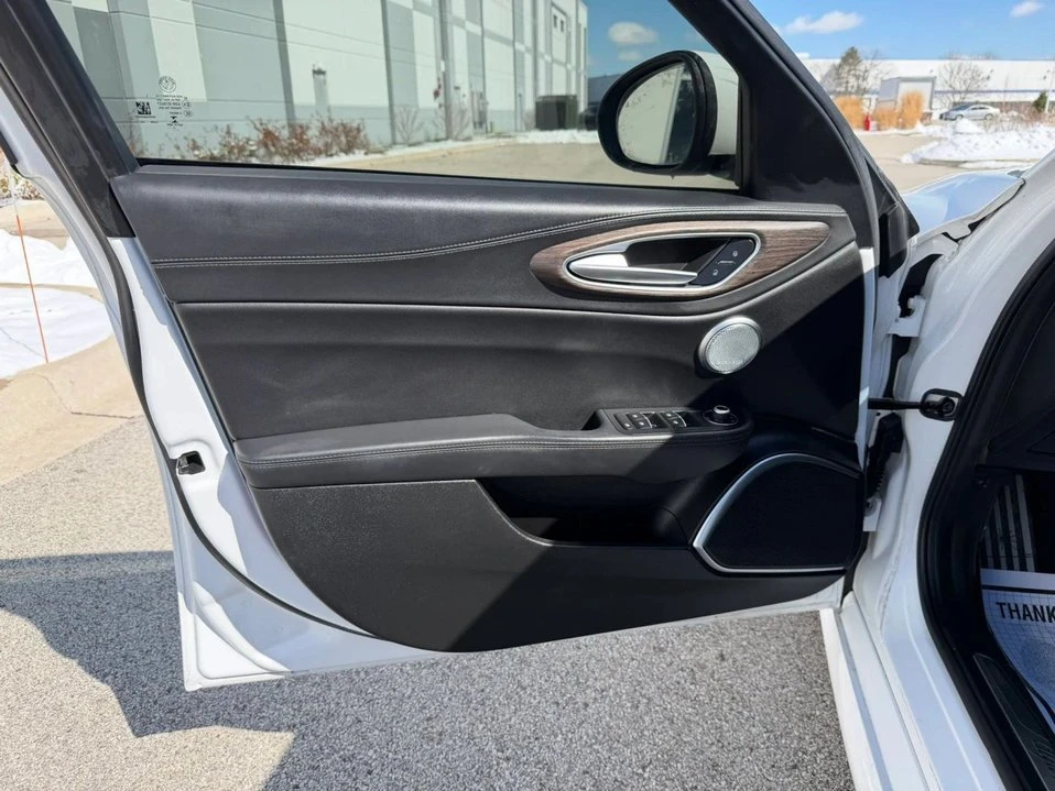 2022 Alfa Romeo Giulia - Image 15 of 18