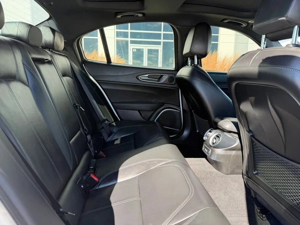 2022 Alfa Romeo Giulia - Image 17 of 18