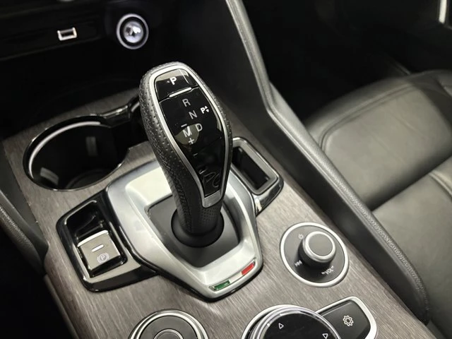 2022 Alfa Romeo Giulia - Image 14 of 20