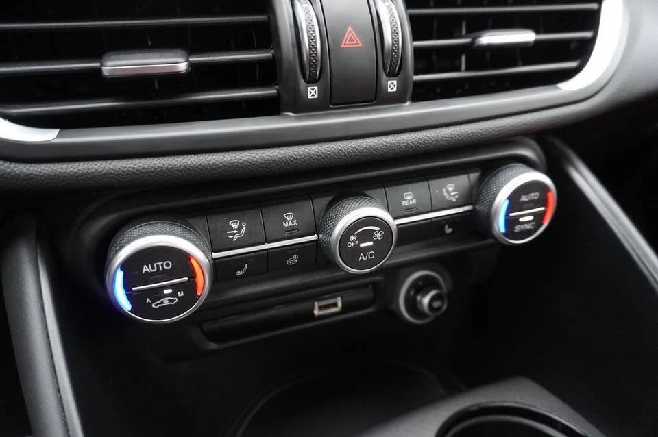 2022 Alfa Romeo Giulia - Image 17 of 20