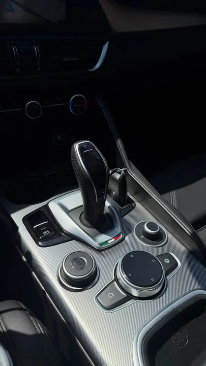 2022 Alfa Romeo Giulia - Image 15 of 15
