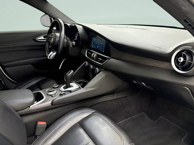 2022 Alfa Romeo Giulia - Image 15 of 20