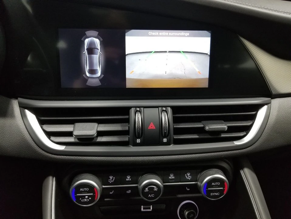 2022 Alfa Romeo Giulia - Image 17 of 18