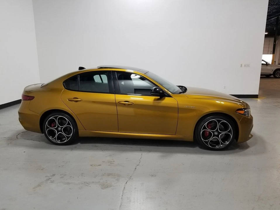 2022 Alfa Romeo Giulia - Image 5 of 18