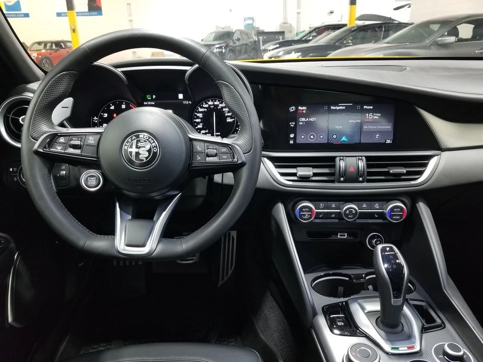 2022 Alfa Romeo Giulia - Image 11 of 18