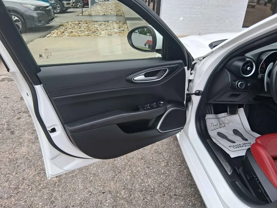 2022 Alfa Romeo Giulia - Image 5 of 8