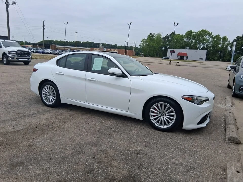 2022 Alfa Romeo Giulia - Image 2 of 8