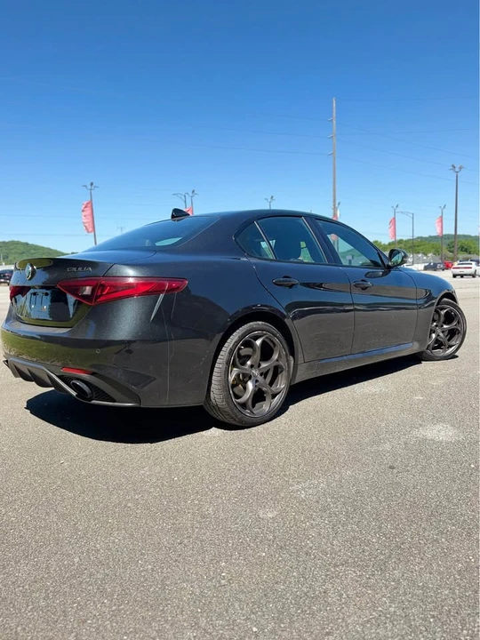 2022 Alfa Romeo Giulia - Image 5 of 10