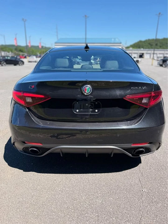2022 Alfa Romeo Giulia - Image 4 of 10