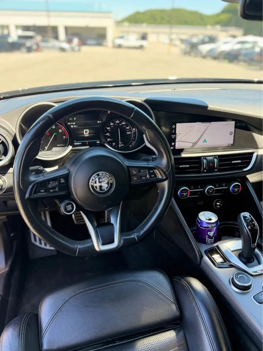 2022 Alfa Romeo Giulia - Image 9 of 10