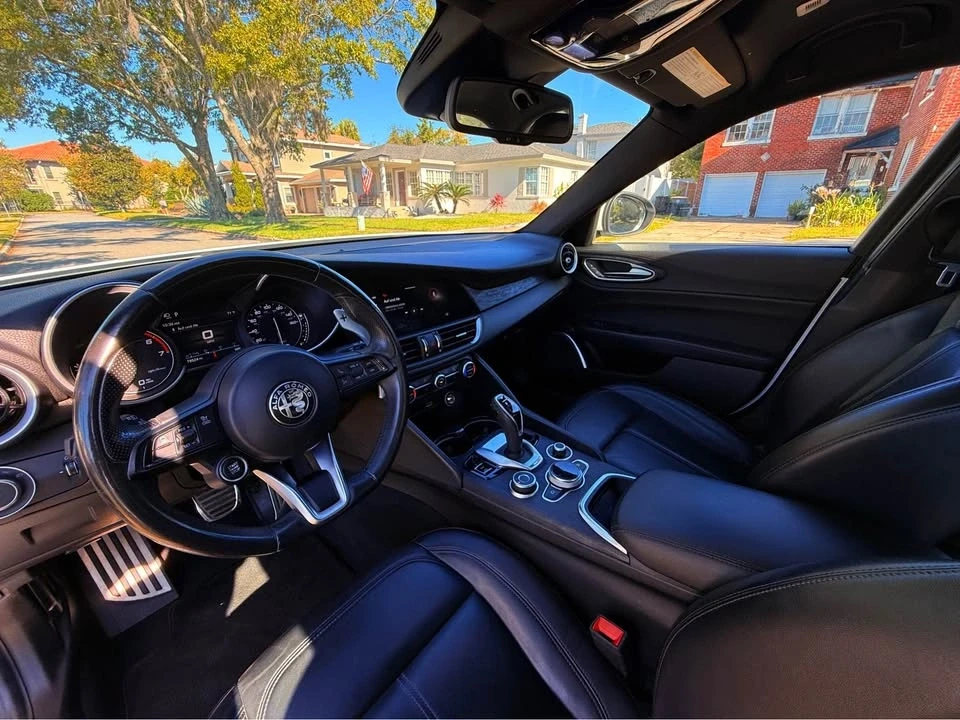2022 Alfa Romeo Giulia - Image 15 of 20
