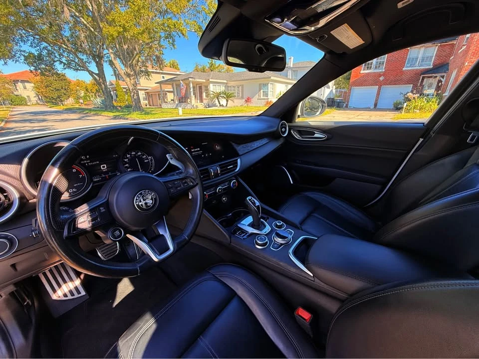2022 Alfa Romeo Giulia - Image 10 of 18