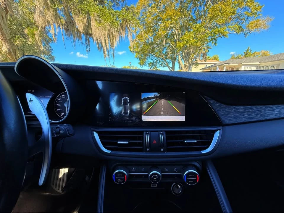 2022 Alfa Romeo Giulia - Image 15 of 18