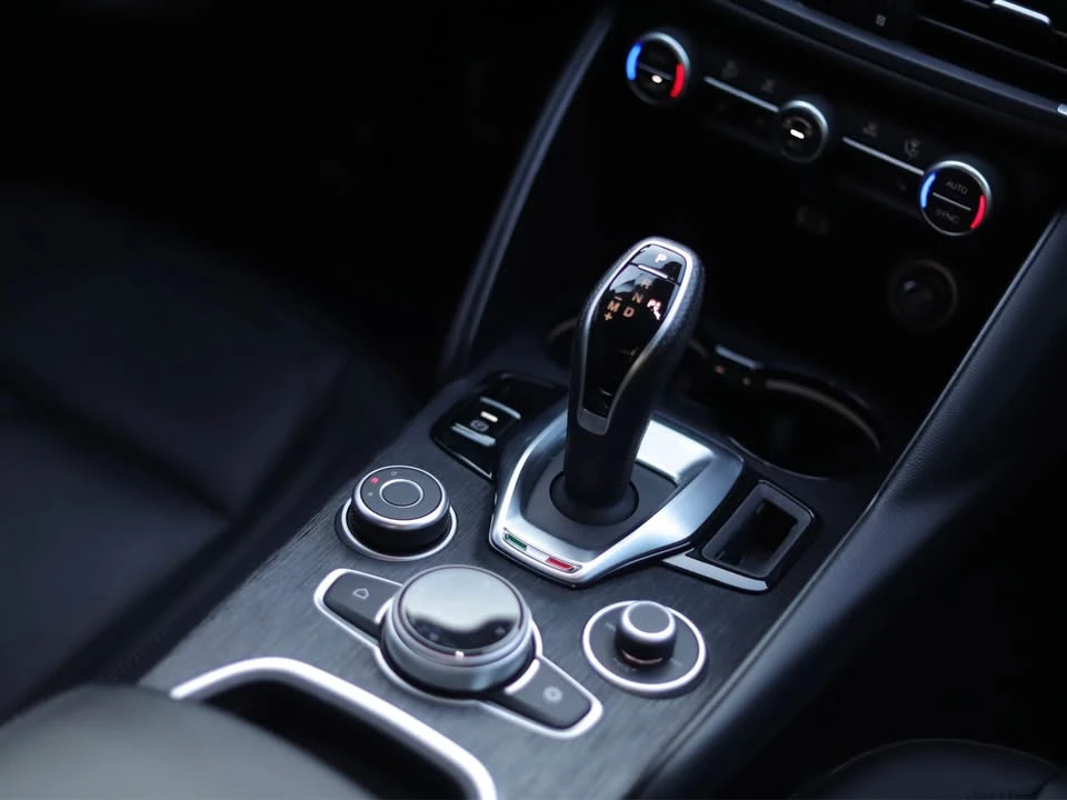 2022 Alfa Romeo Giulia - Image 10 of 13